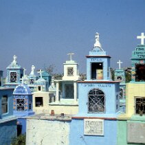 cimetière de Hoctún, situé dans l'État du Yucatán au Mexique, célèbre pour ses mausolées et ossuaires individuels ou familiaux aux couleurs vives null