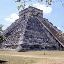 pyramide de Kukulcán, également appelée El Castillo, située sur le site archéologique de ChichéTemple des Guerriers (Templo de los Guerreros), une impressionnante structure pyramidale à degrés située sur le site archéologique de Chichén Itzá dans la péninsule du Yucatán, au Mexique null