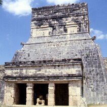 Temple des Jaguars (édifice supérieur), situé sur le mur oriental du Grand Terrain de jeu de balle du site archéologique maya de Chichén Itzá, dans la péninsule du Yucatán au Mexique null