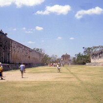 Grand terrain de jeu de balle (Gran Juego de Pelota) du site archéologique maya de Chichén Itzá, dans la péninsule du Yucatán au Mexique null