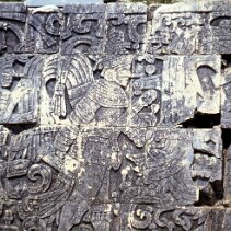 bas-reliefs sculptés sur les murs du grand terrain de jeu de balle (pok-ta-pok) de Chichén Itzá, au Mexique null