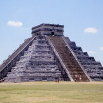 pyramide d'El Castillo (le temple de Kukulcán), un chef-d'œuvre de l'architecture maya situé sur le site archéologique de Chichén Itzá au Yucatán, au Mexique null