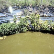 Le cénote sacré de Chichén Itzá, au Mexique, est un gouffre naturel calcaire d'environ 60 mètres de diamètre et 20 mètres de profondeur null