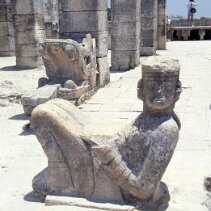 Cette image montre la célèbre sculpture d'un Chac Mool au sommet du Temple des Guerriers sur le site archéologique de Chichén Itzá, dans la péninsule du Yucatán au Mexique null